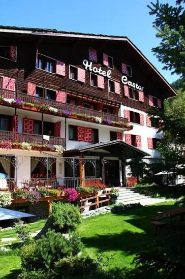 Hotel Castor exterior and garden